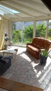 - un salon avec un canapé et un chat dans une chambre dans l'établissement Maison de tout vent, à Pierrefonds