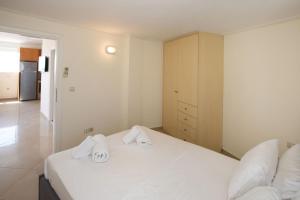 1 dormitorio con 2 camas y toallas. en Rooftop apartment with great veranda, en Atenas