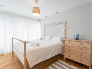 ein Schlafzimmer mit einem großen Bett und einer Kommode in der Unterkunft housingcoruña JUAN FLOREZ in A Coruña