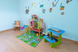 una habitación con una mesa y juguetes en la pared en Masia Rural Canalisos, en Adzaneta