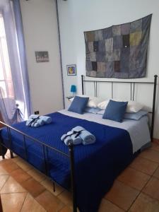 - une chambre avec un lit bleu et des serviettes dans l'établissement Home Casa Professa 1, à Palerme