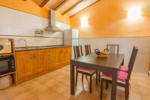 Η κουζίνα ή μικρή κουζίνα στο Masia Rural Canalisos +11 φωτογραφίες