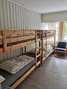 מיטה או מיטות קומותיים בחדר ב-Molde Vandrerhjem Hostel