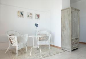 a room with two chairs and a table and a cabinet at Mama Maja in Vacri