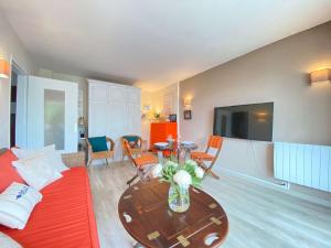 een woonkamer met een bank en een tafel bij Appartement La Baule, 2 pièces, 4 personnes - FR-1-245-124 in La Baule