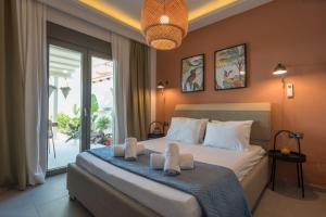 Un pat sau paturi într-o cameră la Sea view villa with private pool close to the beach