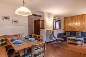 a living room with a table and a couch at Villetta Campiglio in Madonna di Campiglio