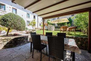 uma área de refeições exterior com uma mesa e cadeiras em Agriturismo Borgo di Calmasino em Bardolino