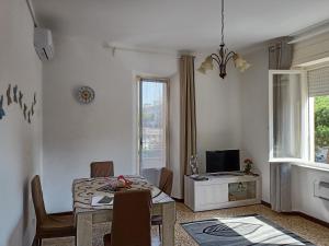 Televízia a/alebo spoločenská miestnosť v ubytovaní Casa Ilanfra - appartamenti Gabbiano, Farfalla e Stella Marina