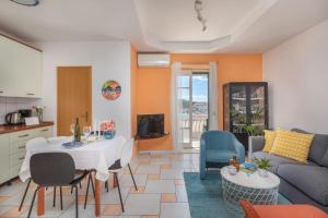kuchnia i salon ze stołem i kanapą w obiekcie City Centar Apartments w Makarskiej
