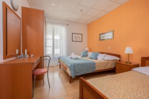 Pokój z 2 łóżkami, biurkiem i pokojem w obiekcie City Centar Apartments w Makarskiej