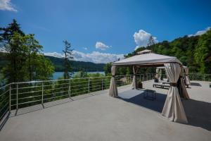 altana na tarasie z widokiem na jezioro w obiekcie Hotel Łaziska w mieście Czchów