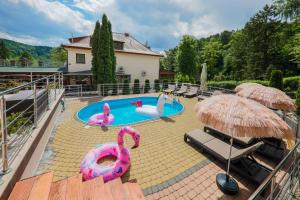 Basen w obiekcie Hotel Łaziska lub w pobliżu