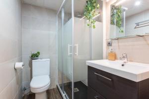 La salle de bains est pourvue de toilettes, d'un lavabo et d'une douche. dans l'établissement Brisas Playa 3 Baños, à Cadix