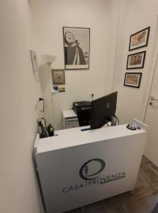 een bureau met een computer bij Casa Provenza in Catania