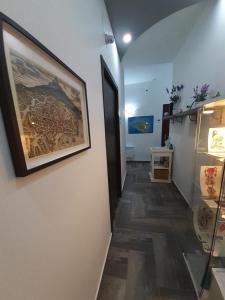 un pasillo con una pintura en la pared y una pintura en la pared en Casa Provenza, en Catania