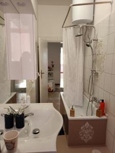 Kúpeľňa v ubytovaní Casa Ilanfra - appartamenti Gabbiano, Farfalla e Stella Marina + 37 fotografií