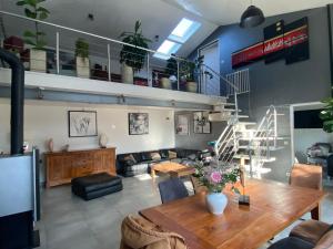 salon ze stołem i kanapą w obiekcie Maison loft w La Rochelle