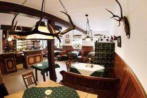 restauracja z jadalnią ze stołami i krzesłami w obiekcie Frühstückspension Rottensteiner w mieście Otterthal