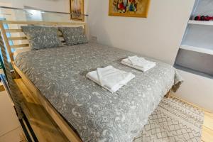 - une chambre avec un lit et 2 serviettes dans l'établissement City Passage Apartments, à Belgrade