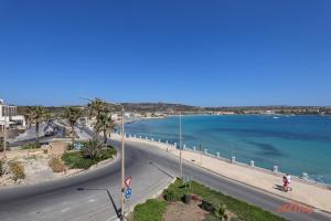 Imagen de la galería de Seafront 2 Bedroom Apartment overlooking Bay, en Is-Sellum