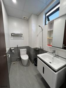A bathroom at Phú Quý Hotel