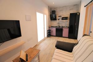 a living room with a couch and a flat screen tv at Ishel Trafalgar in Zahora
