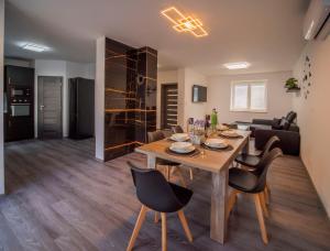 una sala da pranzo e un soggiorno con tavolo e sedie di Rekreační dům Olomučany a Olomučany