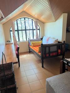 uma sala de estar com um sofá e uma janela em Penthouse Studio Apartment em Nairobi