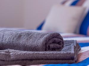 una pila di asciugamani appoggiata sopra un letto di Rekreační dům Olomučany a Olomučany Altre 25 foto
