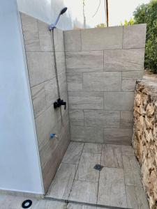 y baño con ducha y puerta de cristal. en Agradable casa rural en zona reserva natural., en Sant Francesc Xavier