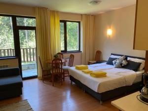 A bed or beds in a room at Flora Ski-slope Studio Apartment