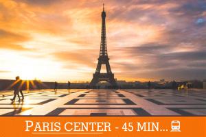 un cartel de la torre Eiffel al atardecer en Duplex standing 7min➤Fontainebleau-INSEAD⎮45min➤Paris en Veneux-les-Sablons