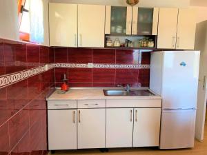 Una cocina o cocineta en Home in Banja Luka- Vikendica za iznajmljivanje