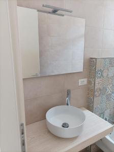 y baño con lavabo blanco y espejo. en Villetta Cipolliane, en Marina di Leuca