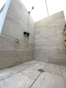 y baño con ducha grande. en Agradable casa rural en zona reserva natural., en Sant Francesc Xavier