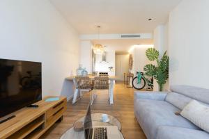 Televízia a/alebo spoločenská miestnosť v ubytovaní Bravissimo Tarlà, 2-bedroom apartment