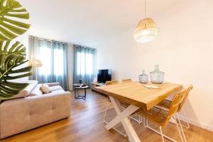 Posedenie v ubytovaní Bravissimo Tarlà, 2-bedroom apartment