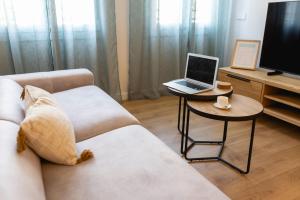Televízia a/alebo spoločenská miestnosť v ubytovaní Bravissimo Tarlà, 2-bedroom apartment