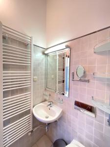 ein Bad mit einem Waschbecken und einem Spiegel in der Unterkunft @Hvar Island Seaside Villa (1st row at seaside) in Jelsa