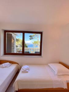 Posteľ alebo postele v izbe v ubytovaní @Hvar Island Seaside Villa (1st row at seaside) + 27 fotografií
