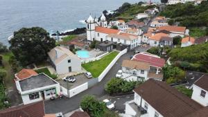 z góry widok na miasto z domami i ocean w obiekcie Casa Do Avô Faidoca w mieście Calheta de Nesquim