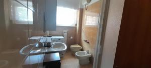 A bathroom at Numana centro a 500 mt mare, trilocale con 2 camere a letti piani, 1 posto auto