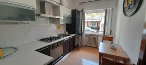 A kitchen or kitchenette at Numana centro a 500 mt mare, trilocale con 2 camere a letti piani, 1 posto auto
