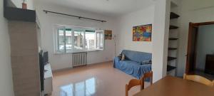 A seating area at Numana centro a 500 mt mare, trilocale con 2 camere a letti piani, 1 posto auto