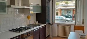 A kitchen or kitchenette at Numana centro a 500 mt mare, trilocale con 2 camere a letti piani, 1 posto auto Még 1 kép