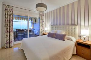 Posteľ alebo postele v izbe v ubytovaní Neptuno Malaga Apartamento de Lujo + 34 fotografií