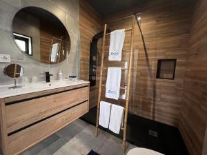 a bathroom with a sink and a mirror at Spot Milasmar in Faja Grande