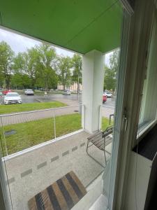 eine offene Tür zu einer Terrasse mit einer Bank auf einer Veranda in der Unterkunft Hostel Teopolis in Tampere