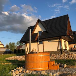 dom z czarnym dachem na górze w obiekcie Domek Góralski Kąty na Wierchu w Szaflarach